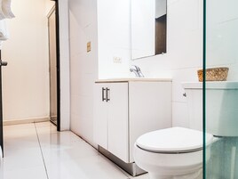 Basic Double Room Single Use | Bathroom | Bathtub, free toiletries, hair dryer, heated floors