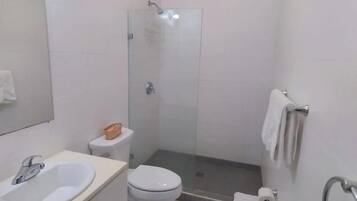 Bañera, artículos de tocador gratuitos, secador de pelo