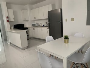 Fridge, microwave, stovetop, coffee/tea maker - Apartamento con cocina, parking y wifi a minutos de la playa en Arecibo 2105 (Arecibo)