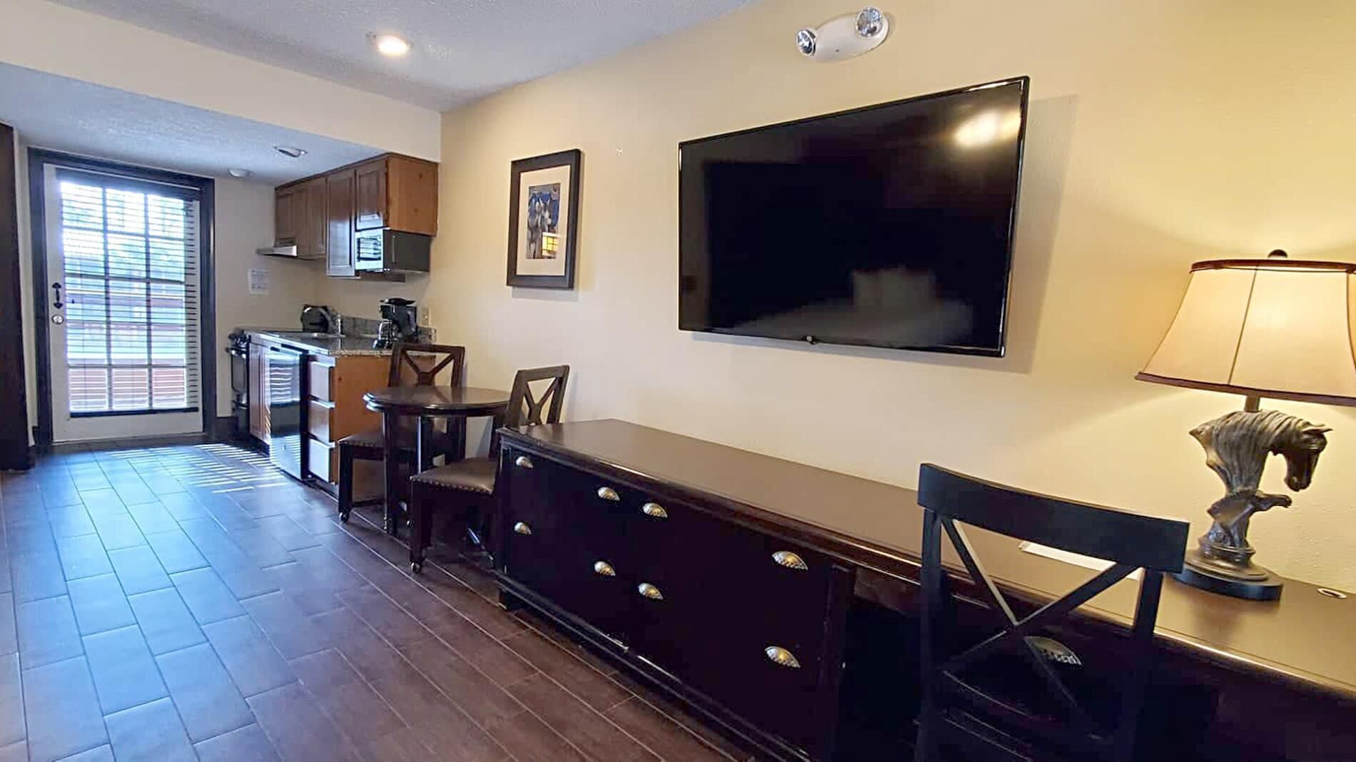 Deluxe Suite with Kitchenette and Balcony, Steps to Rodeo and Pool! 253 (652)