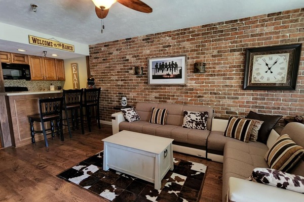 COWBOY FAMILY SUITE! Perfect for Large Groups! 204 (1222)