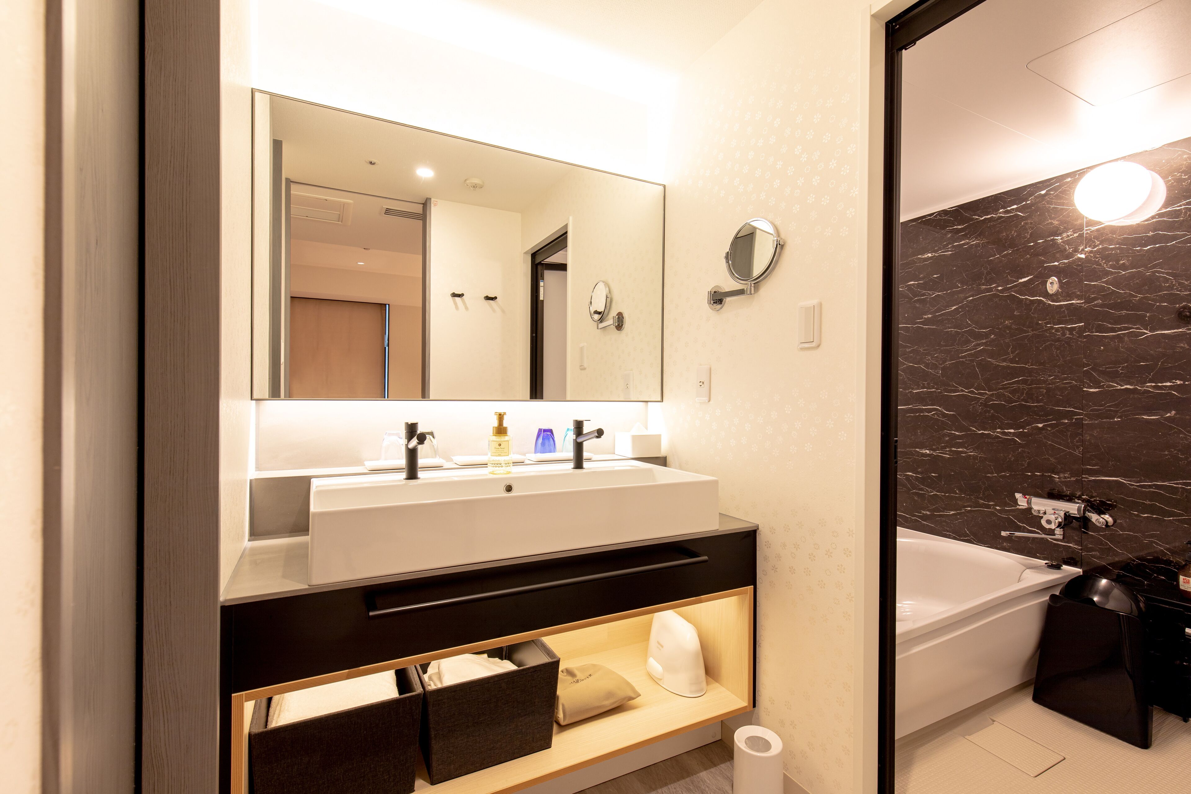 triple room | bathroom | separate bathtub and shower, slippers, towels