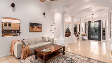 Älytelevisio, takka, stereot, tietokoneen näyttö