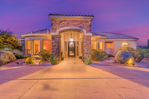 ★ Jump in! ★ Luxurious spread in the desert & no annoying neighbors! Comfy beds!