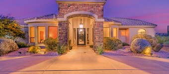 ★ Jump in! ★ Luxurious spread in the desert & no annoying neighbors! Comfy beds!