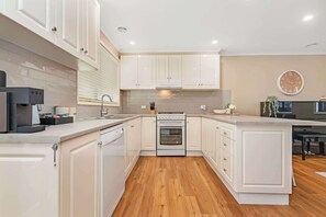 Køleskab, mikrobølgeovn, ovn, kogeplade