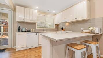 Køleskab, mikrobølgeovn, ovn, kogeplade