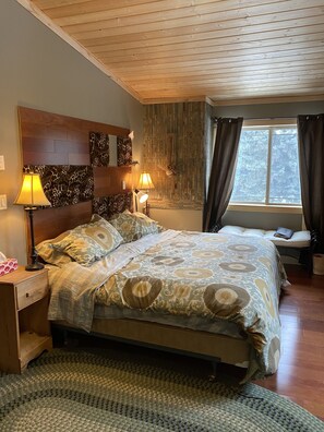 4 bedrooms, desk, travel cot, WiFi