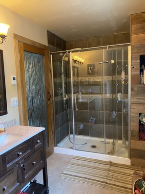 Shower, jetted bath, hair dryer, towels