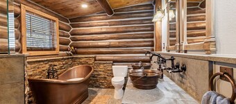 Captivating Rustic Log Cabin with Seasonal stream close to Estes Park and RMNP