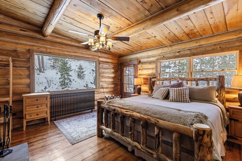 Captivating Rustic Log Cabin with Seasonal stream close to Estes Park and RMNP