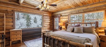 Captivating Rustic Log Cabin with Seasonal stream close to Estes Park and RMNP