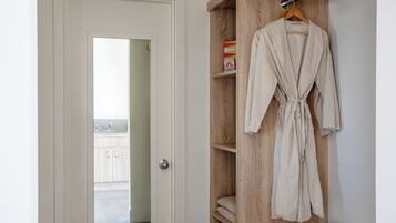 Une armoire en bois avec un manteau suspendu à un cintre.