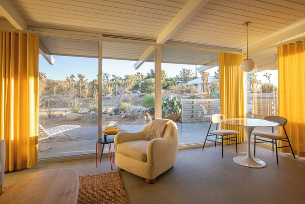 Deluxe Suite | Living area | Books