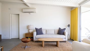 Phòng Suite Deluxe | Khu phòng khách | Sách