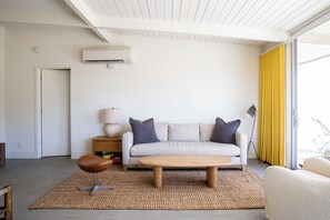 Deluxe Suite | Living area | Books