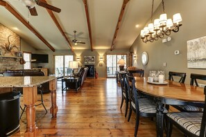 Dining - Crackling Fireplace, Ping-Pong, Golf & Tennis, Communal Sauna, Hikes, Lakes & More - Better Together (Jasper)