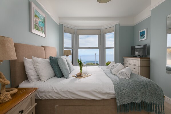 4 bedrooms, desk, iron/ironing board, travel cot