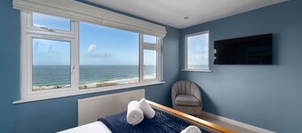 Porthmeor View  – Sleeps 8 – On-Site Parking for Two Cars – Sea Views