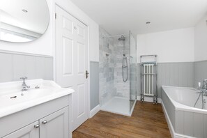 Badewanne, Haartrockner, Handtücher