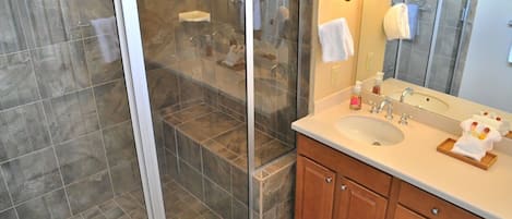 Combined shower/tub, hair dryer, towels