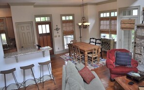 Fernseher, Kamin, DVD-Player