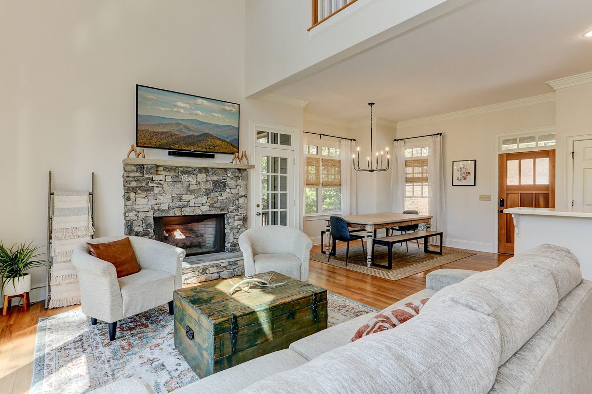 Lazy Pines - Cozy spaces and mountain breezes!