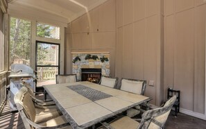 Outdoor dining - Play ping pong and relax by the wood fireplace! - Choctaw Lodge (Jasper)