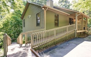 Exterior - Cozy Retreat with Fireplace, Netflix & Easy Ramp Access - Deer View Retreat (Jasper)