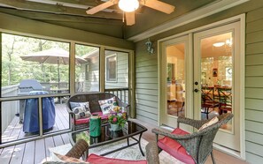Terrace/patio - Cozy Retreat with Fireplace, Netflix & Easy Ramp Access - Deer View Retreat (Jasper)