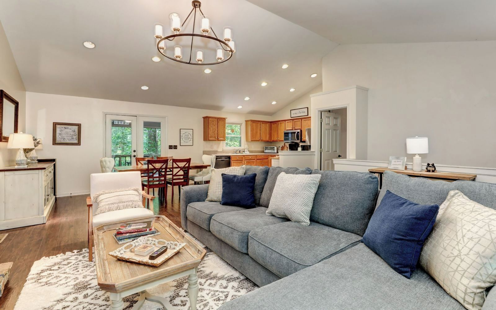 Fernseher, Kamin, Netflix, Tischtennisplatte