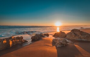 Una spiaggia nelle vicinanze