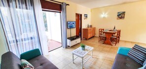 TV, stereo - Apartment - Sleeps 2, Parking & Pool Access (Albufeira)