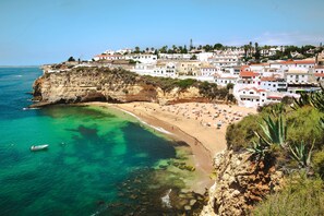Una spiaggia nelle vicinanze