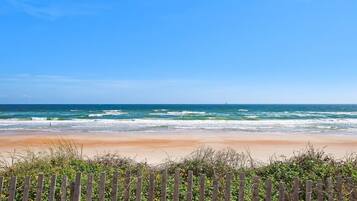 Nær stranden og solsenger