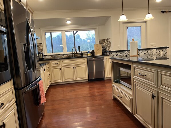 Fridge, microwave, oven, stovetop - Luxurious Vacation Home in the Heart of Augusta (Augusta)