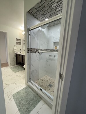 Badewanne, Haartrockner, Handtücher, Seife