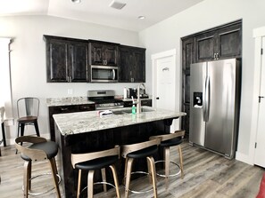 Réfrigérateur, four à micro-ondes, un four, surface de cuisson