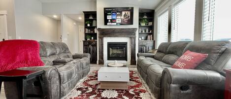 Smart TV, fireplace, ping pong, books