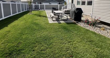 Hazen Home • Family Retreat, fully equipped home, 2 min to shopping and parks