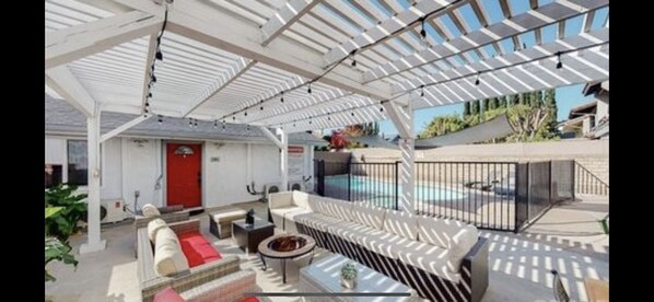 Outdoor pool - Cute One Story Residence 3 bedroom with pool (Canoga park)