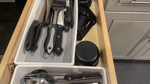 Un tiroir de cuisine contenant divers ustensiles et ustensiles de cuisine.