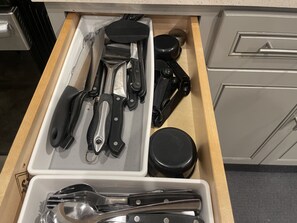 Fridge, microwave, oven, stovetop - Cute One Story Residence 3 bedroom with pool (Canoga park)