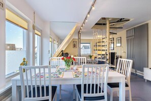 Dining - Apartment 'Nordhaus 8' with Balcony, Shared Garden and Wi-Fi (Cuxhaven)