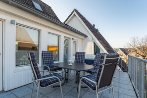 Outdoor dining - Apartment 'Nordhaus 8' with Balcony, Shared Garden and Wi-Fi (Cuxhaven)