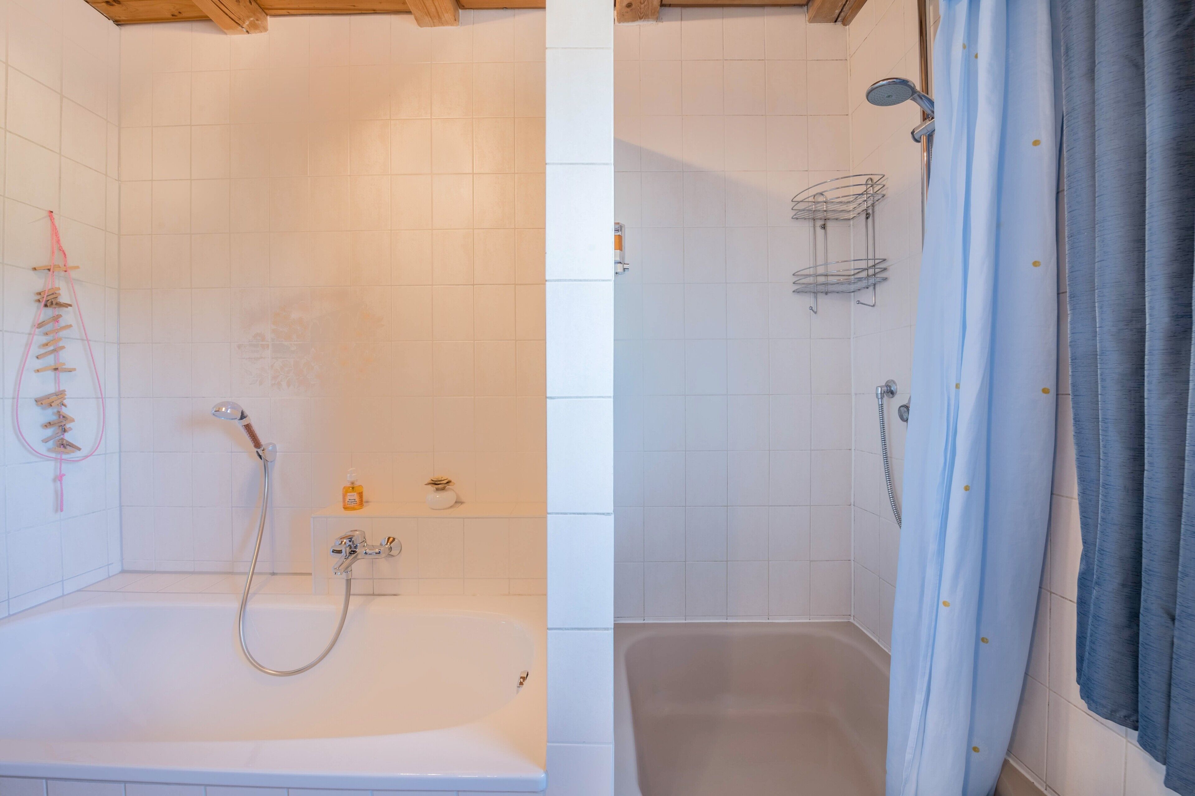 Baignoire, séchoir à cheveux, serviettes fournies