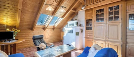 Fernseher, Kamin, Stereoanlage