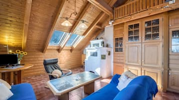 Fernseher, Kamin, Stereoanlage