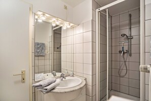 Dusche, kostenlose Toilettenartikel, Haartrockner, Handtücher