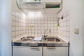 Fridge, stovetop, coffee/tea maker, electric kettle - Apartment 'Nordhaus 6' close to the Beach with Shared Garden & Wi-Fi (Cuxhaven)